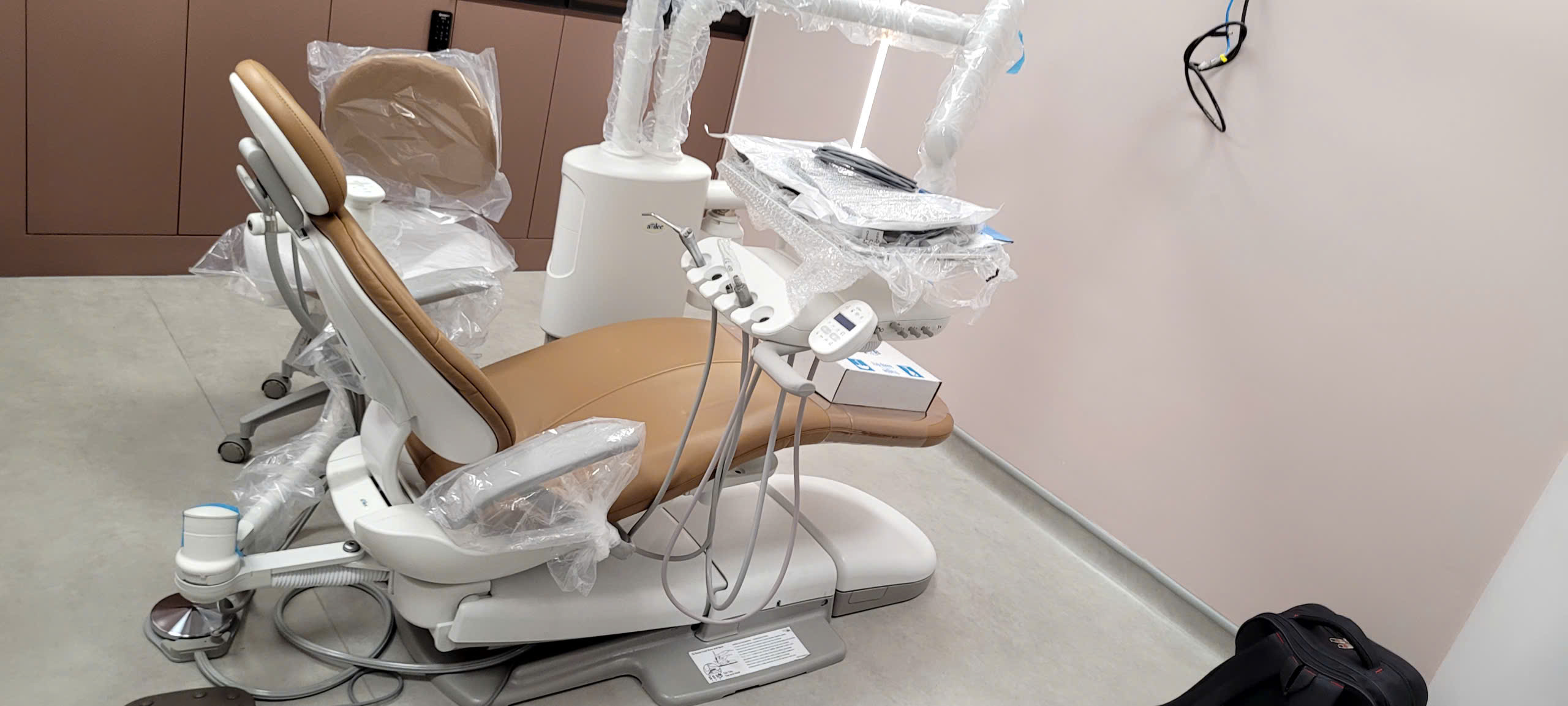 Bàn giao hệ thống ghế nha khoa Adec chuẩn Mỹ cho Nha Khoa tiêu chuẩn 5⭐